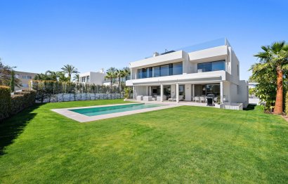 Resale - House - Detached Villa - Estepona - Cancelada