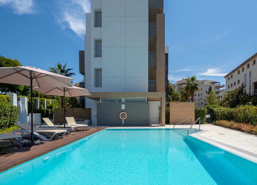 Resale - Apartment - Middle Floor Apartment - Marbella - Puerto Banús