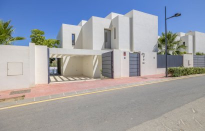 Resale - House - Detached Villa - Estepona