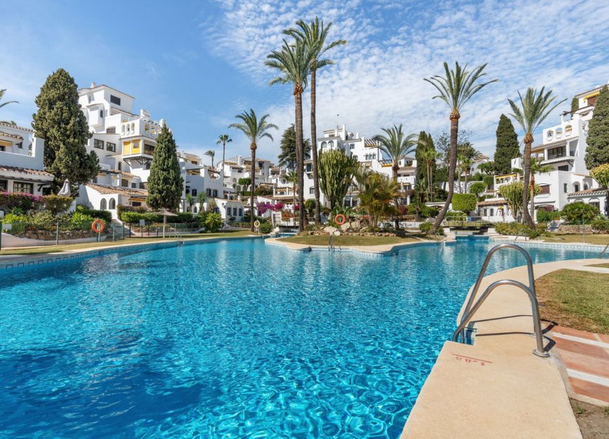 Resale - Apartment - Middle Floor Apartment - Marbella - Nueva Andalucia