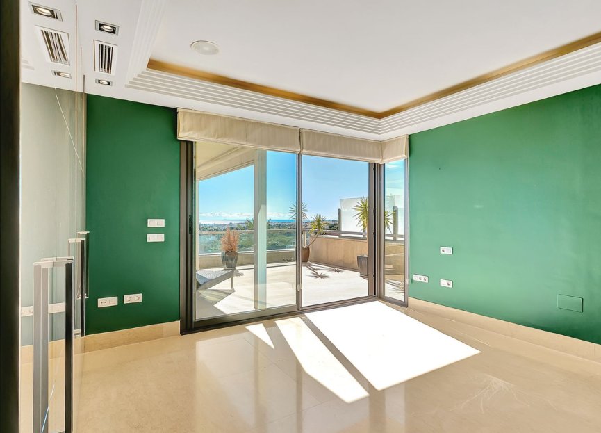 Resale - Apartment - Middle Floor Apartment - Marbella - Nueva Andalucia