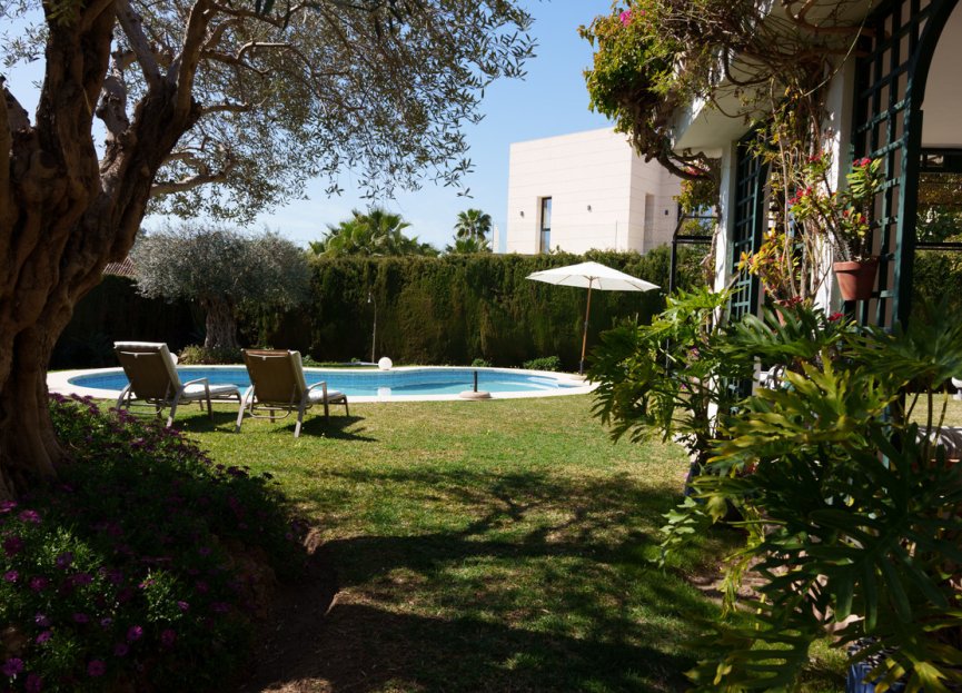 Resale - House - Detached Villa - Marbella - Nueva Andalucia