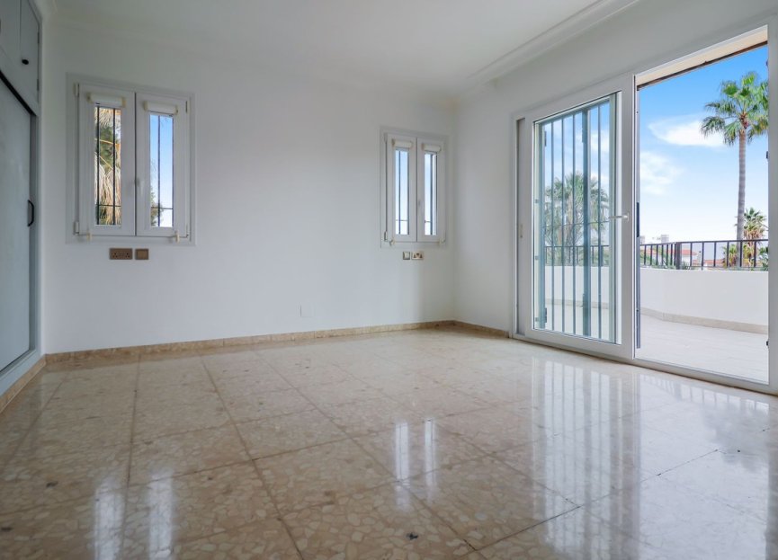 Resale - House - Detached Villa - Estepona