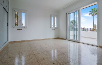 Resale - House - Detached Villa - Estepona