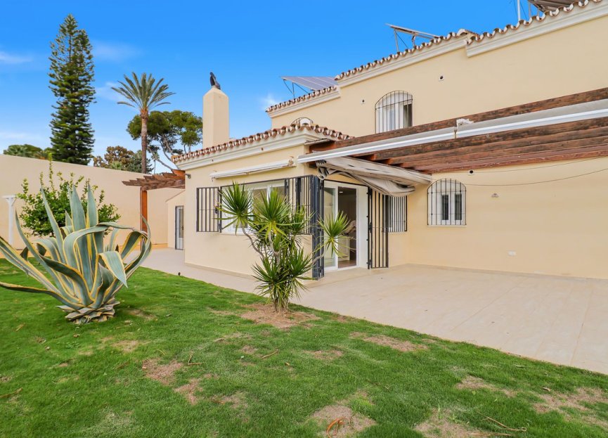 Resale - House - Detached Villa - Estepona