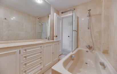 Resale - Apartment - Middle Floor Apartment - Marbella - Nueva Andalucia