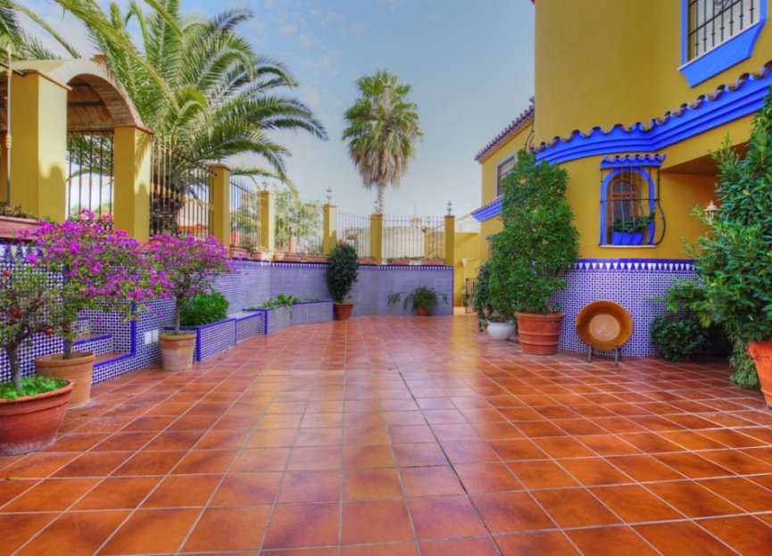 Resale - House - Detached Villa - Estepona - El Padron