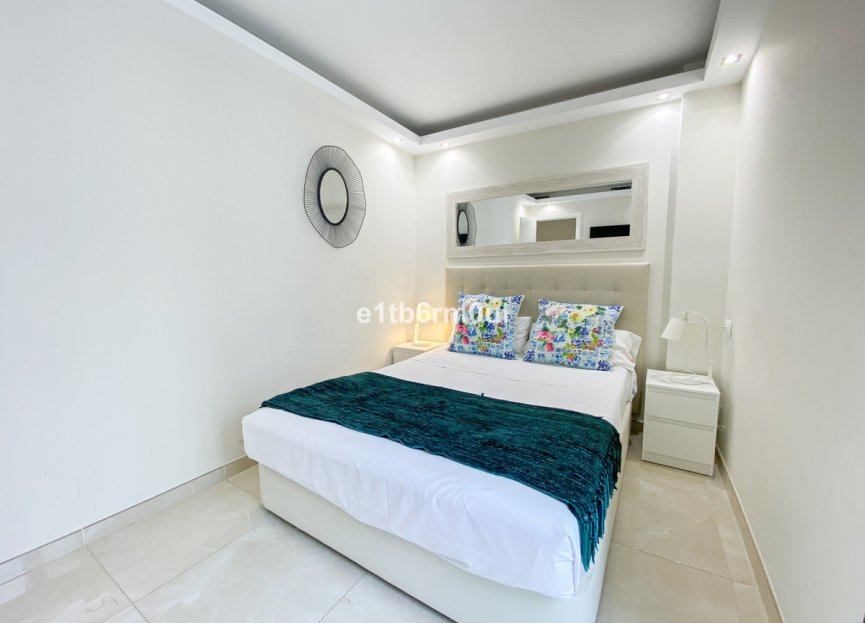 Resale - Apartment - Middle Floor Apartment - Marbella - Puerto Banús