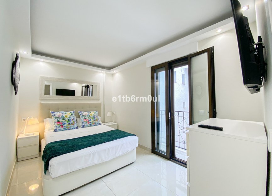 Resale - Apartment - Middle Floor Apartment - Marbella - Puerto Banús