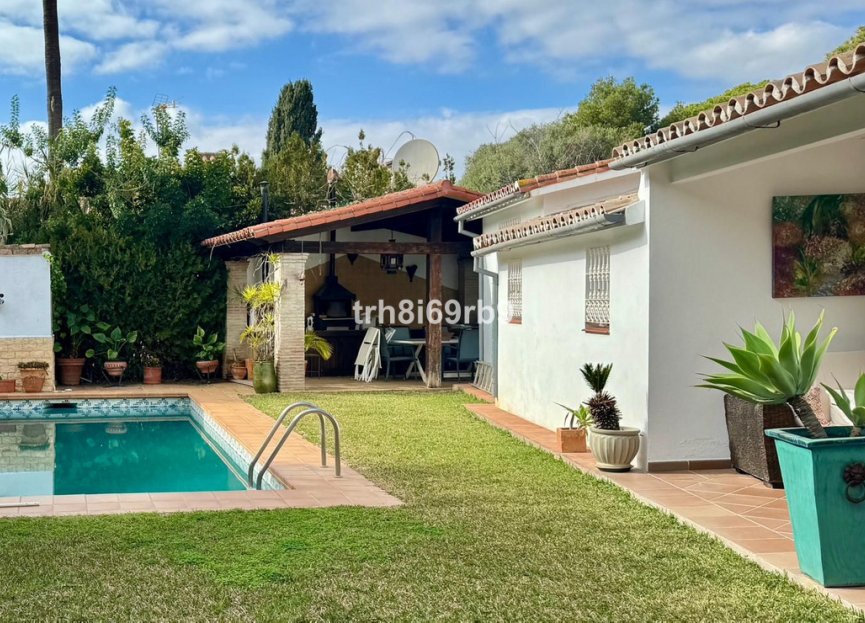 Resale - House - Detached Villa - Estepona - Atalaya