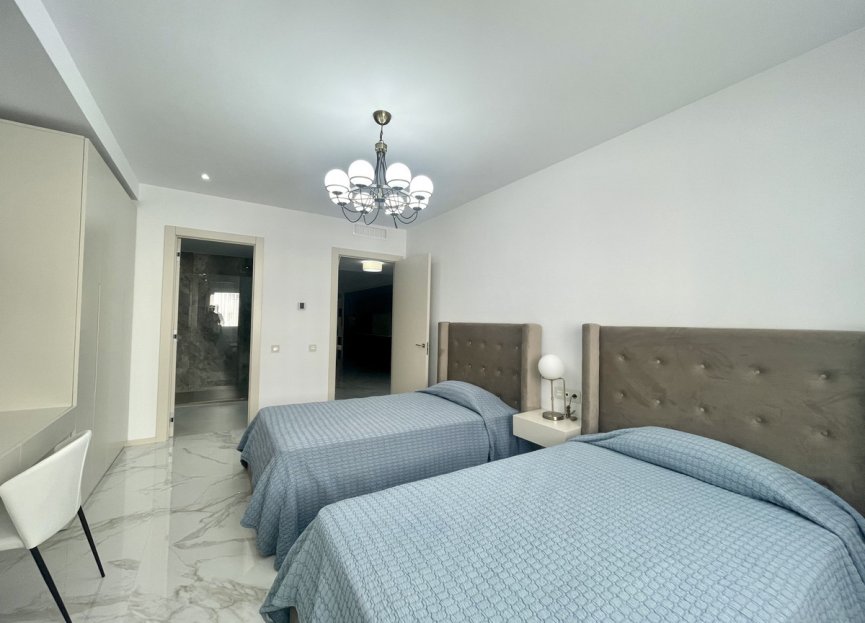 Resale - Apartment - Middle Floor Apartment - Marbella - Puerto Banús