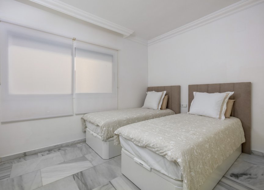 Resale - Apartment - Middle Floor Apartment - Marbella - Nueva Andalucia