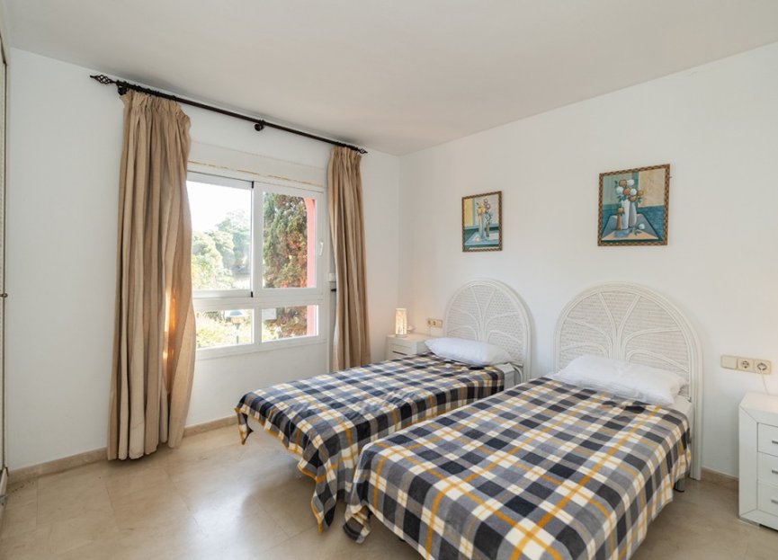 Resale - Apartment - Middle Floor Apartment - Marbella - Elviria