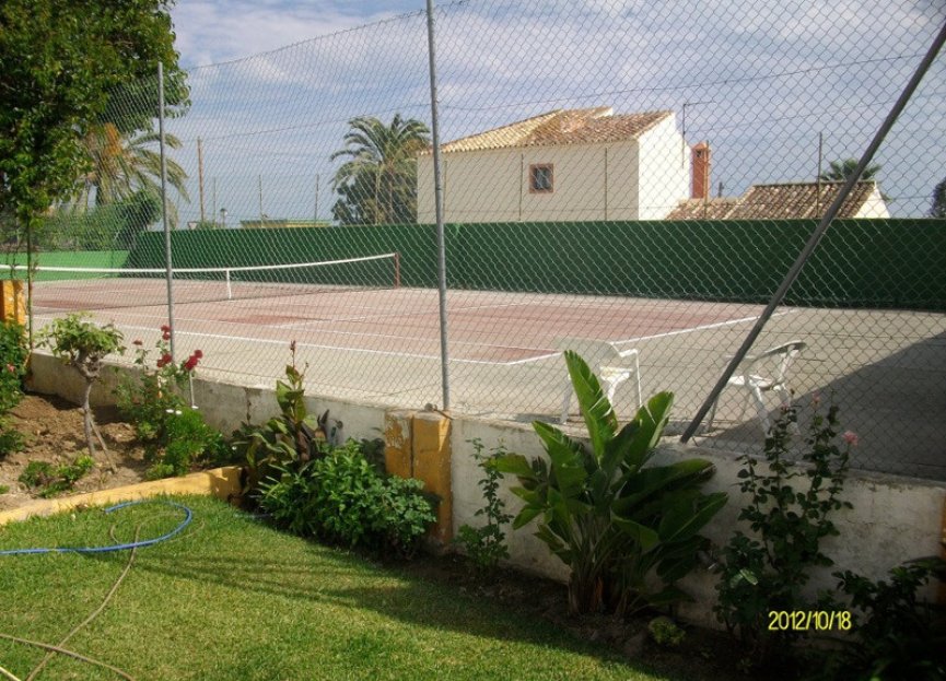 Resale - House - Detached Villa - Estepona - Estepona Centro