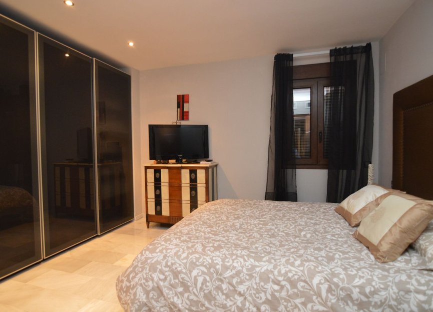 Resale - Apartment - Middle Floor Apartment - Marbella - Puerto Banús