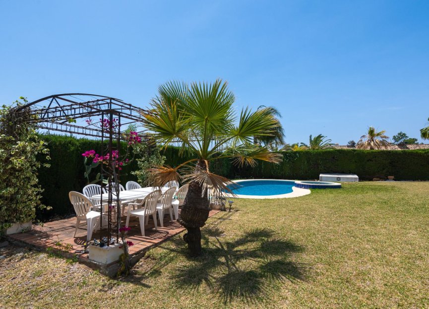 Resale - House - Detached Villa - Estepona - Estepona Centro