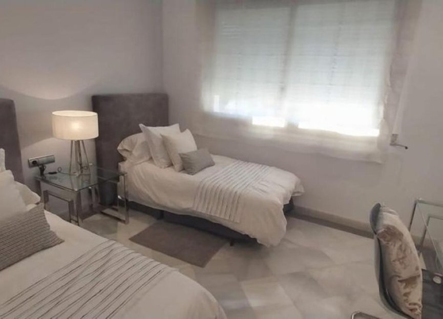 Resale - Apartment - Middle Floor Apartment - Marbella - Puerto Banús