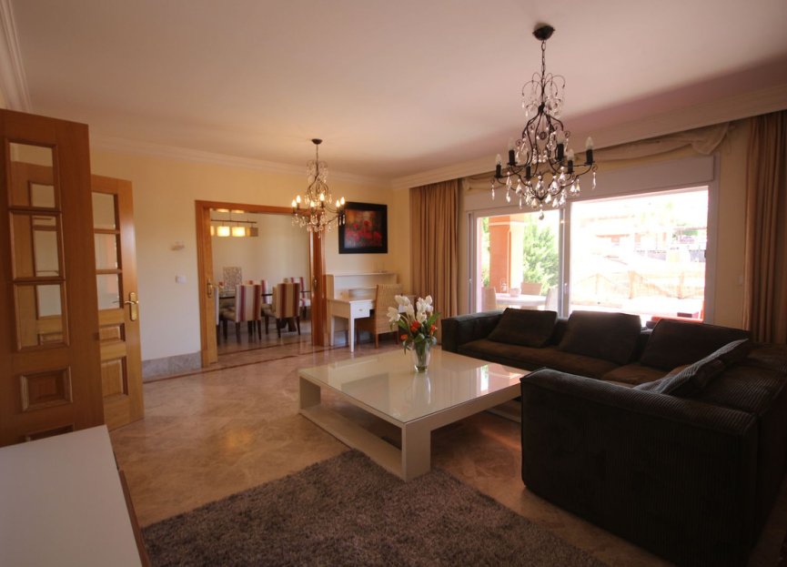 Resale - House - Semi-Detached House - Marbella - Santa Clara