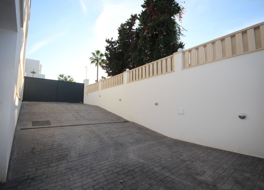 Resale - House - Detached Villa - Marbella - Elviria