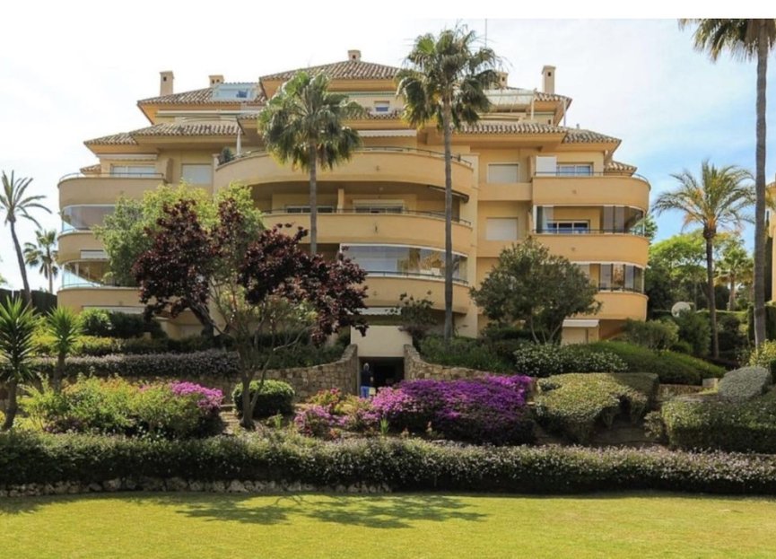 Resale - Apartment - Middle Floor Apartment - Marbella - Elviria