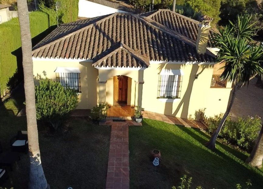 Resale - House - Detached Villa - Estepona - Estepona Centro