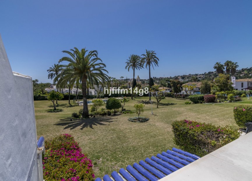 Resale - Apartment - Middle Floor Apartment - Marbella - Nueva Andalucia