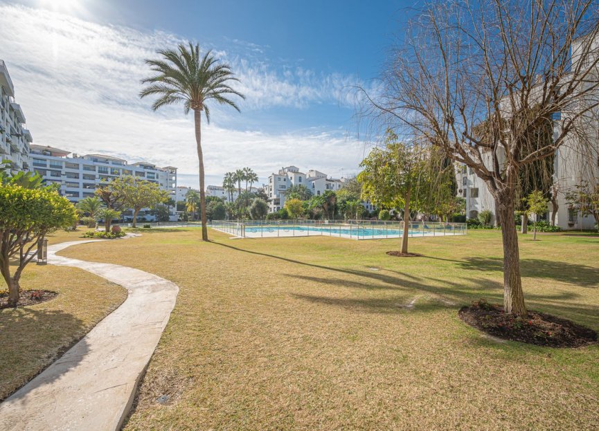 Resale - Apartment - Middle Floor Apartment - Marbella - Puerto Banús