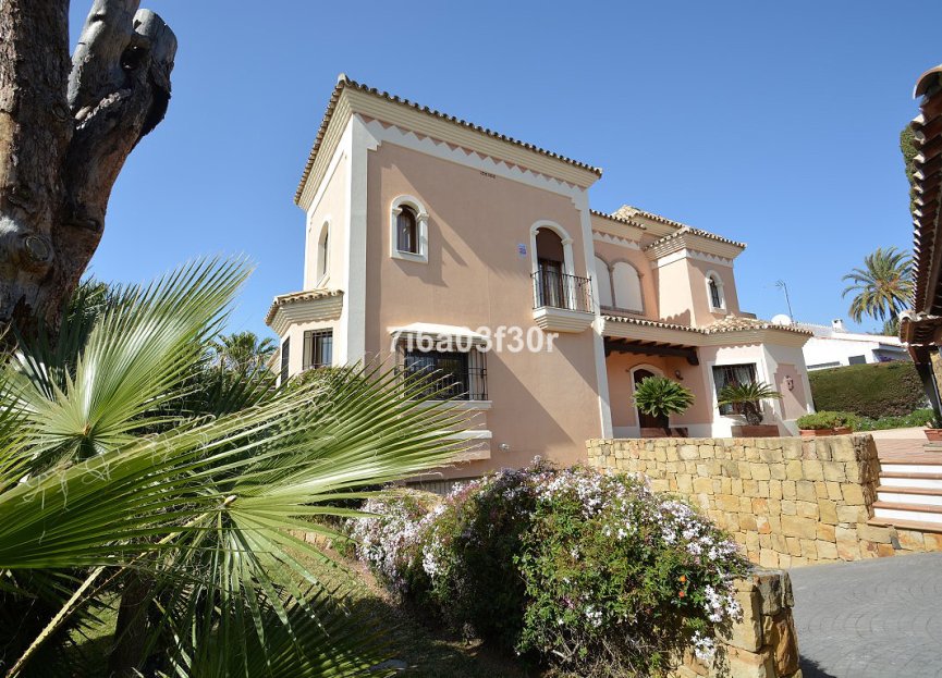 Resale - House - Detached Villa - Marbella - Nueva Andalucia