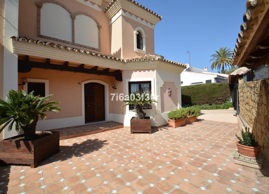 Resale - House - Detached Villa - Marbella - Nueva Andalucia