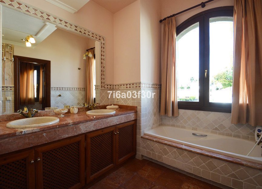 Resale - House - Detached Villa - Marbella - Nueva Andalucia