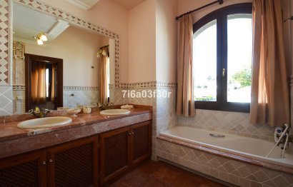 Resale - House - Detached Villa - Marbella - Nueva Andalucia