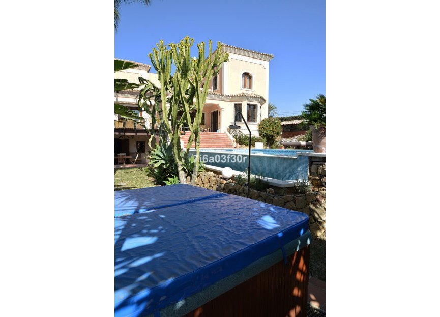 Resale - House - Detached Villa - Marbella - Nueva Andalucia