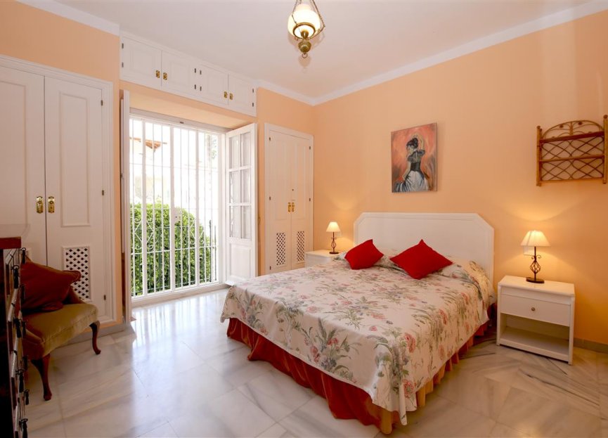 Resale - Apartment - Middle Floor Apartment - Estepona - Estepona Centro