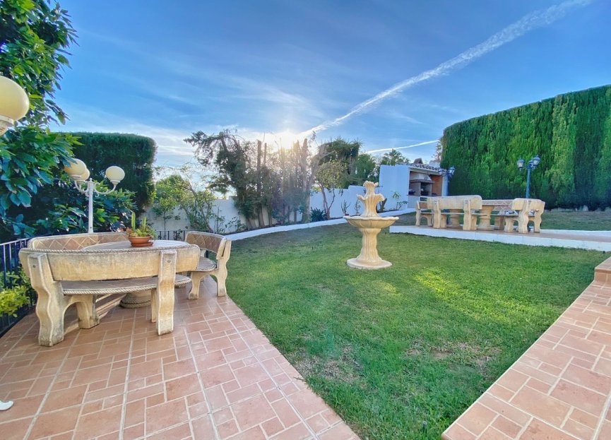 Resale - House - Detached Villa - Marbella