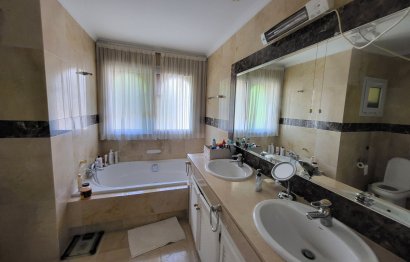 Resale - Apartment - Top Floor Apartment - Marbella - Elviria