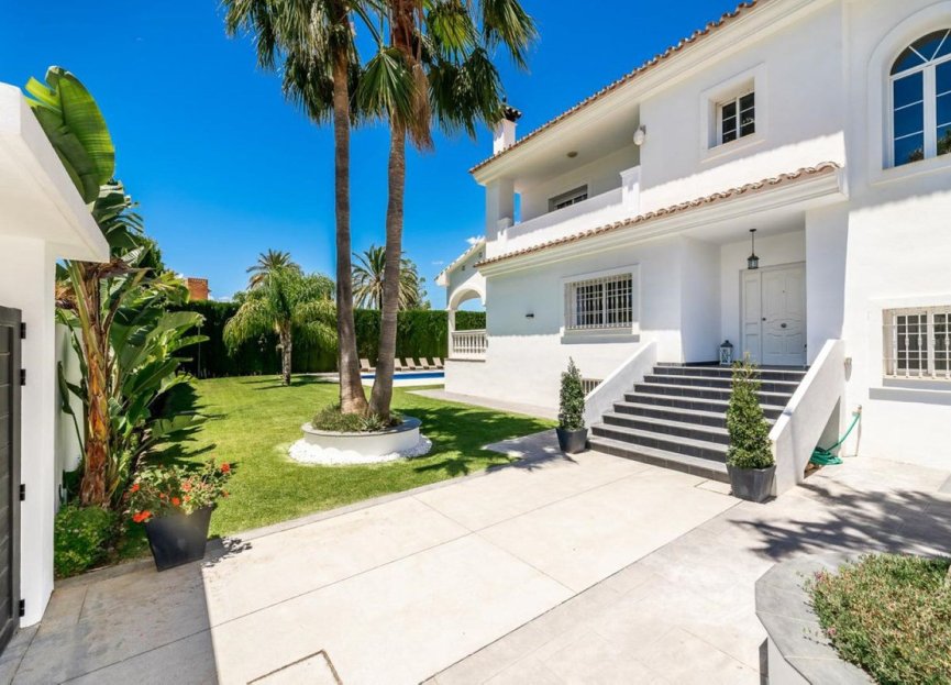 Resale - House - Detached Villa - Marbella - Nueva Andalucia