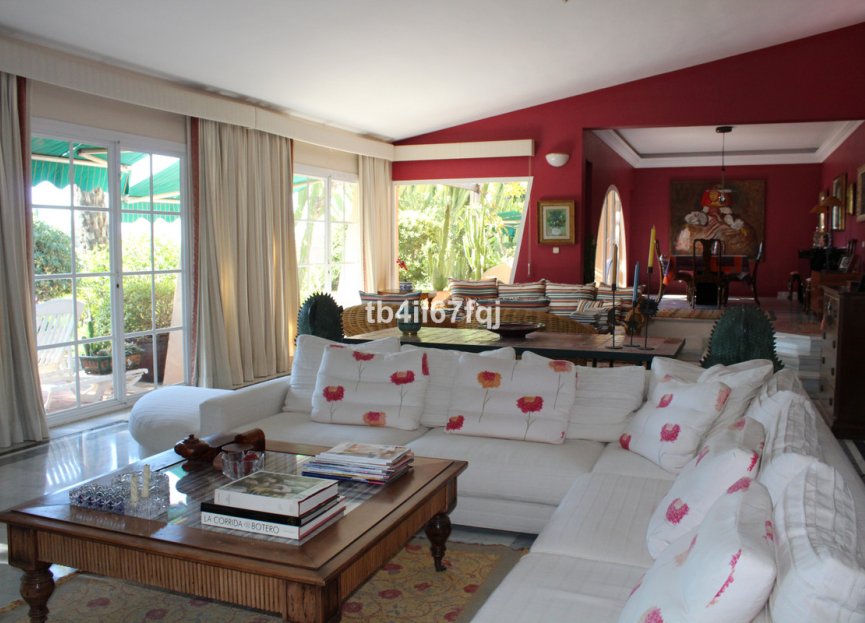 Resale - House - Detached Villa - Estepona - Atalaya