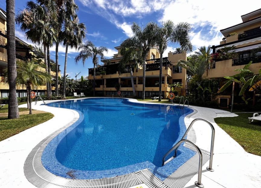 Resale - Apartment - Middle Floor Apartment - Marbella - Puerto Banús