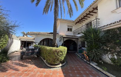 Resale - House - Detached Villa - Estepona - Estepona Centro