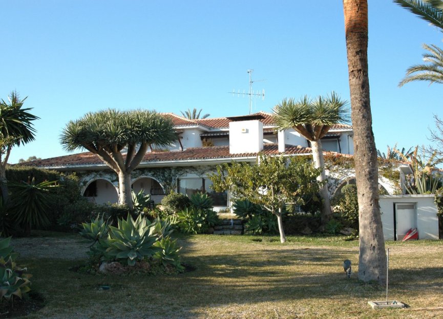 Resale - House - Detached Villa - Estepona - Estepona Centro