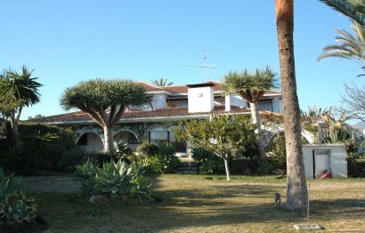 Resale - House - Detached Villa - Estepona - Estepona Centro