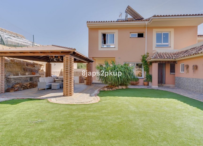 Resale - House - Semi-Detached House - Estepona - Estepona Centro