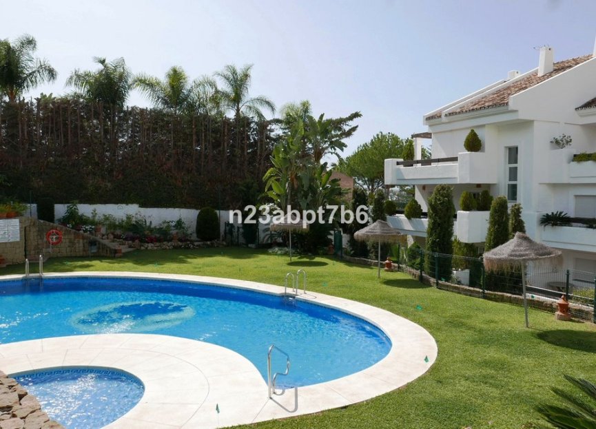 Resale - Apartment - Middle Floor Apartment - Marbella - Aloha