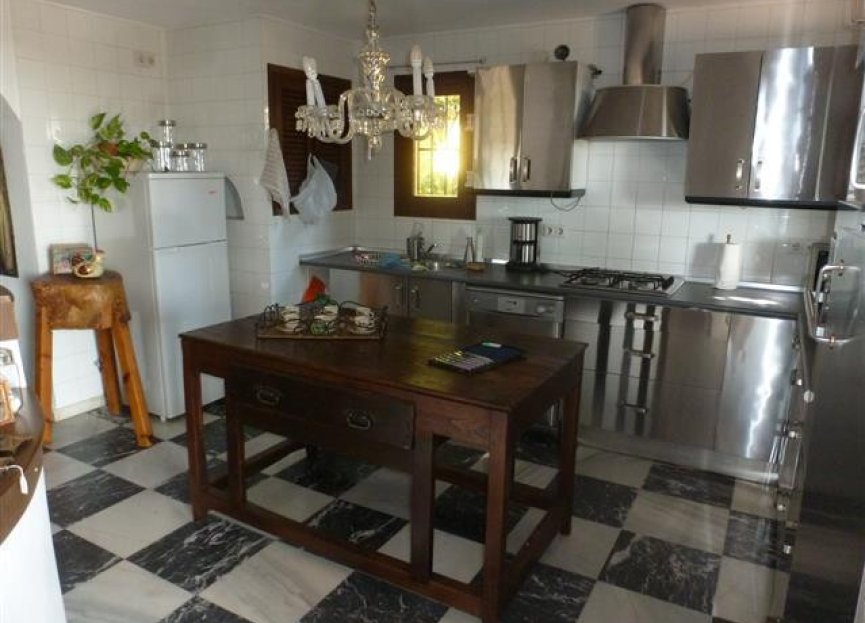 Resale - House - Detached Villa - Estepona - Estepona Centro