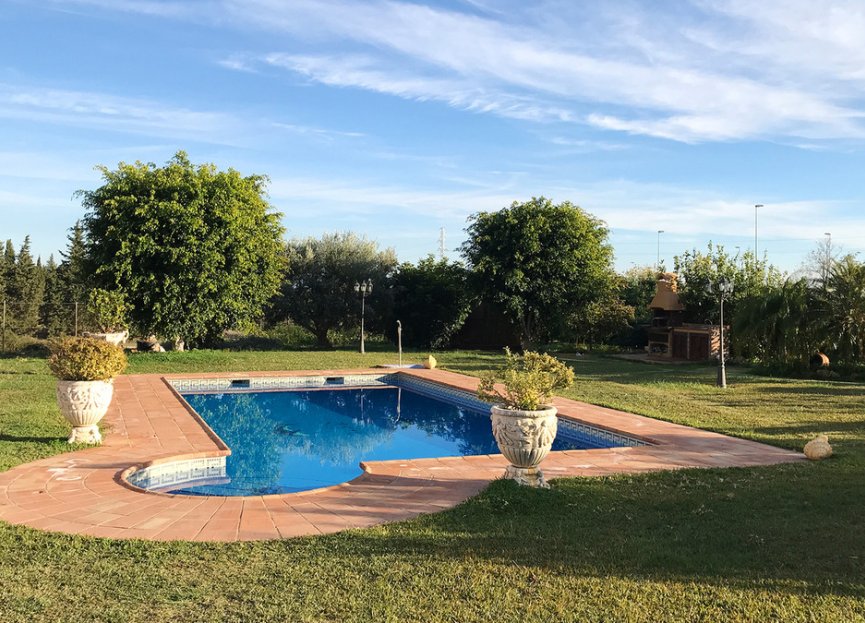 Resale - House - Detached Villa - Estepona - Estepona Centro