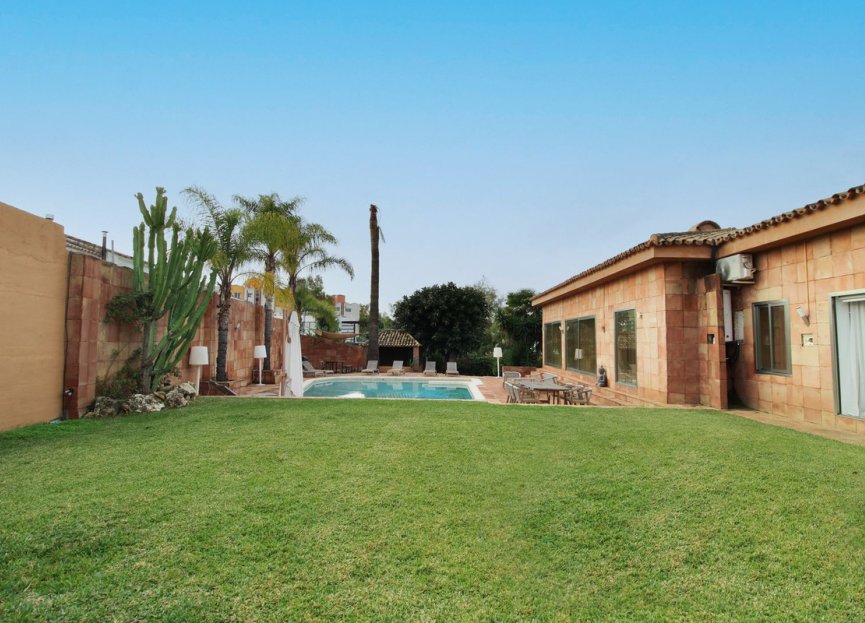 Resale - House - Detached Villa - Estepona - Atalaya