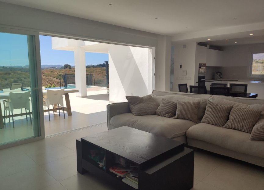 Resale - House - Detached Villa - Estepona - Estepona Centro