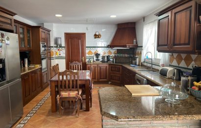 Resale - House - Detached Villa - Marbella