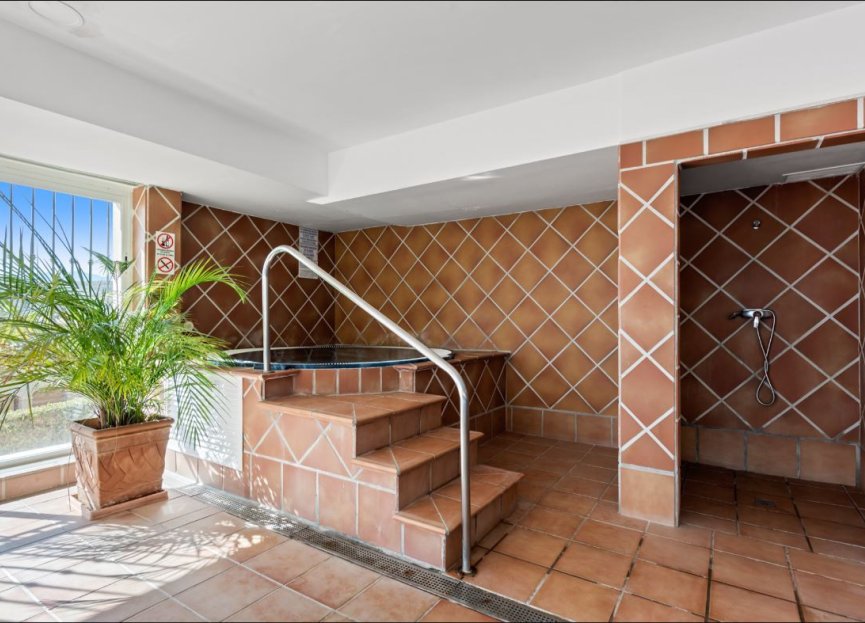 Resale - Apartment - Middle Floor Apartment - Estepona - Estepona Centro