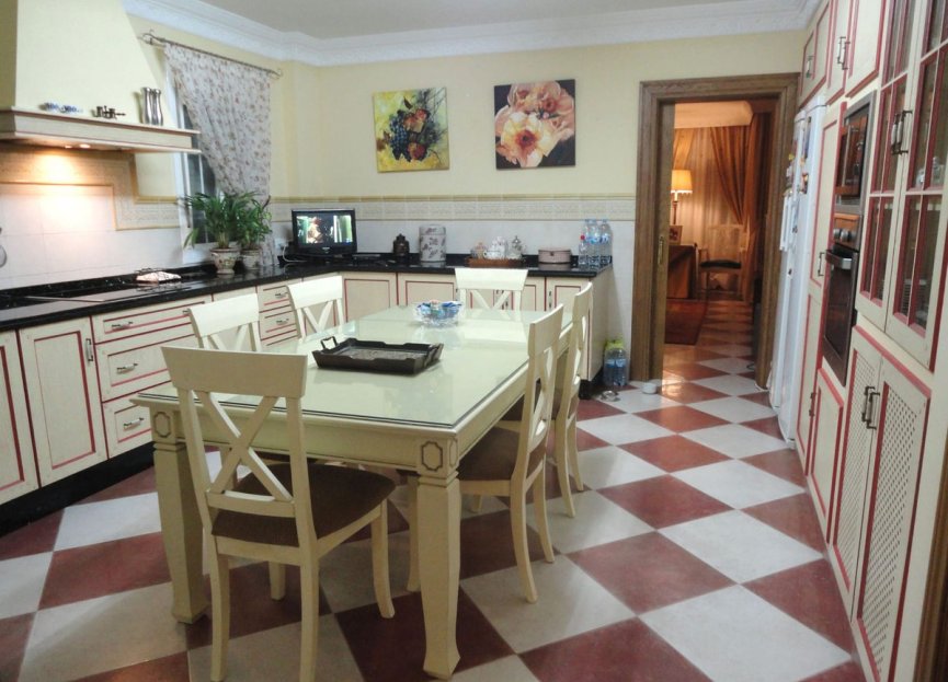 Resale - House - Detached Villa - Estepona - Estepona Centro